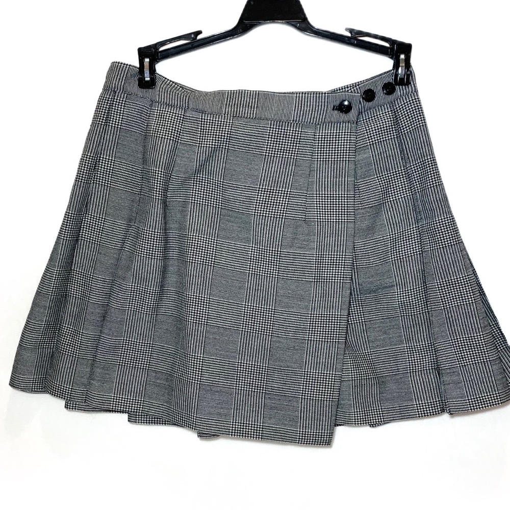 Plaid black and white skirt